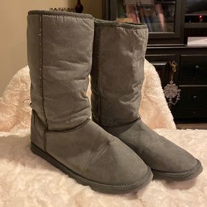 Grey mid calf, sherpa lined boots